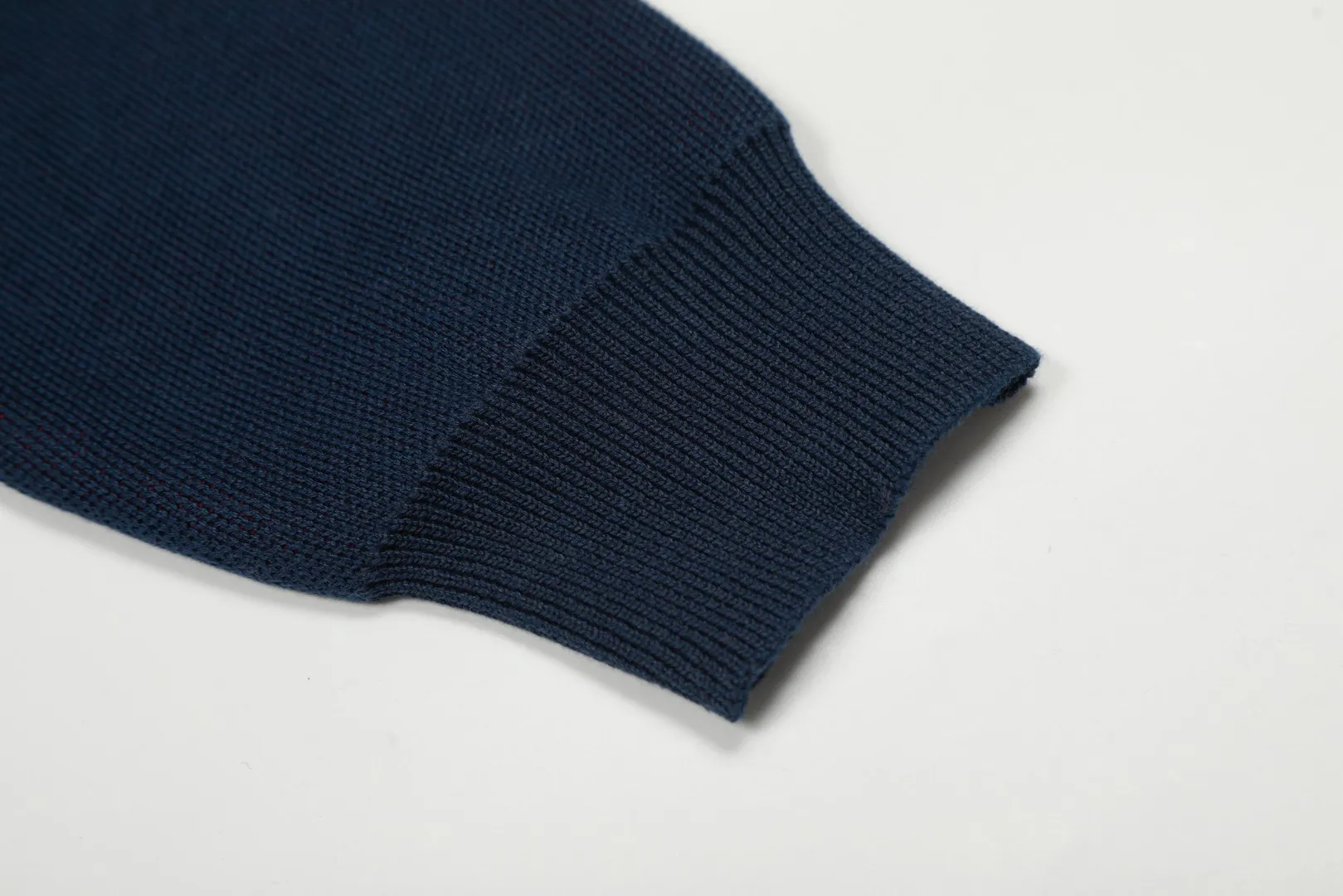 P250 Top quality" Style number: DS164# (not off the shelves all year round) [Ralph Lauren autumn and winter Malaysia embroidered logo knitted POLO lapel sweater] ✅Ralph Lauren Ralph Lauren classic basic lapel POLO same style knitted autumn and winter sweater for men and women ✅Main supplier platform live broadcast Wholesale entity Replenish when out of stock Not off the shelf ✅ZP quality 1:1 version Scan the code to enter the GF website Counter quality ✅Detailed quality is the only one in Guangzhou Imported quality cotton yarn, 750g weight, focusing on high-end, cost-effective, good quality, needless to say, ✅The version is restored to the original order, the maximum size can be worn up to 190 pounds, loose, comfortable and stress-free, ✅The upper body is simple and easy to match, a must-have for male gods. Good-looking clothes are never picky. A must-have in couples' wardrobes. Size: S-XL. Color: Milk white, gray, black and white, black and red, navy white label, navy red label